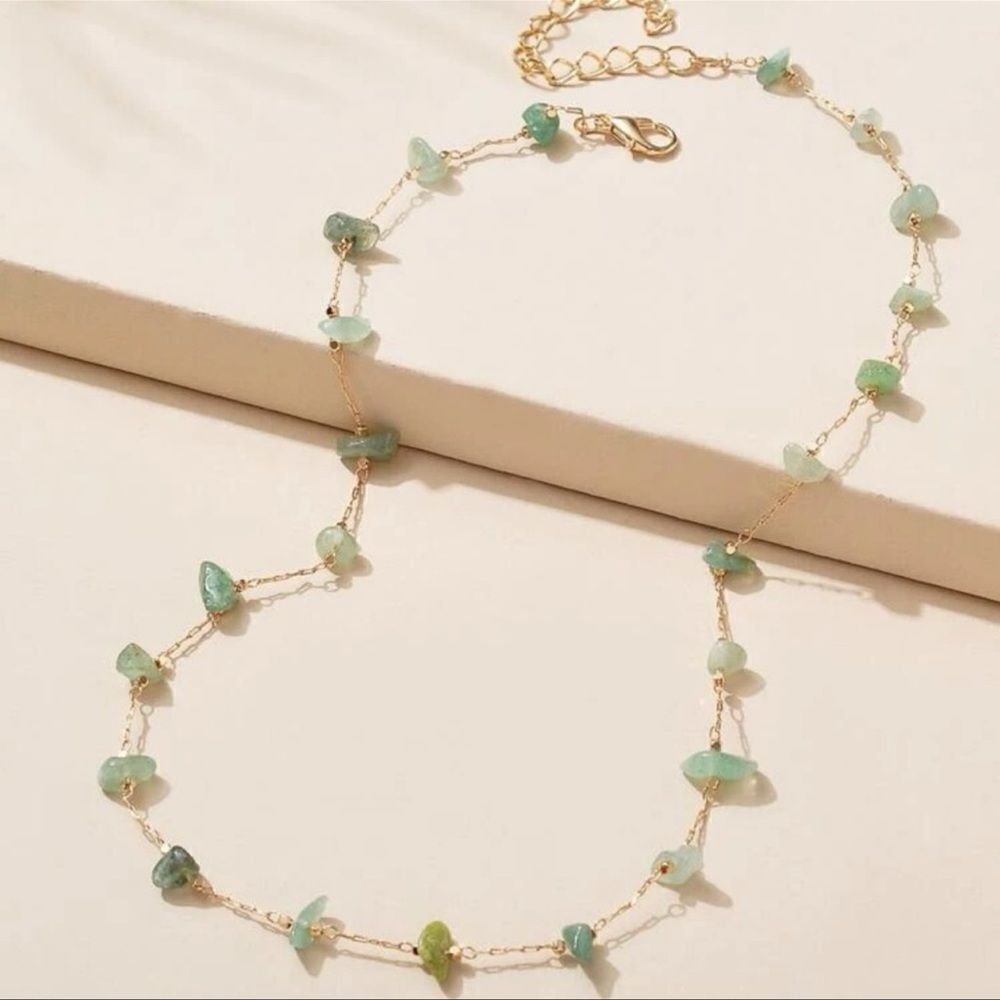 NWT Beautiful Green Stone Gold Tone Necklace